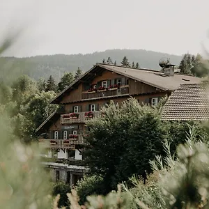 https://les-roches-fleuries-megeve.hotels-rhonealpes.com